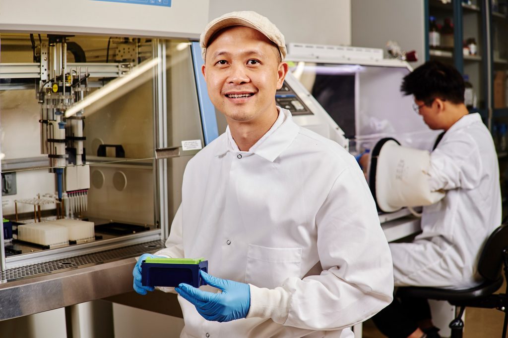 Cong Trinh works in a laboratory.