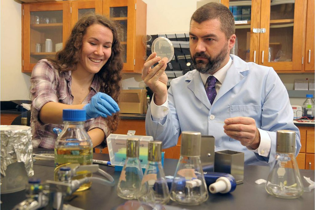 Paul Dalhaimer and a student in a laboratory.