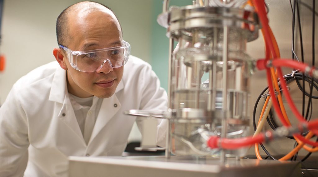 Cong Trinh working with laboratory equipment