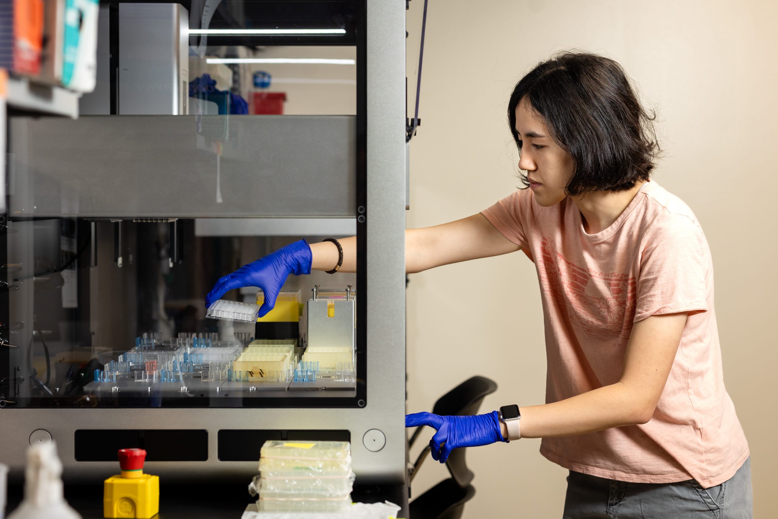 Hannah Boyd working in the lab on antibiotic resistant bacteria like staph