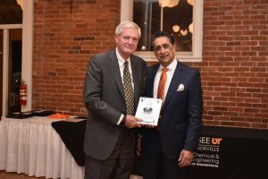 Jim Porter accepts award from Bamin Khomami.